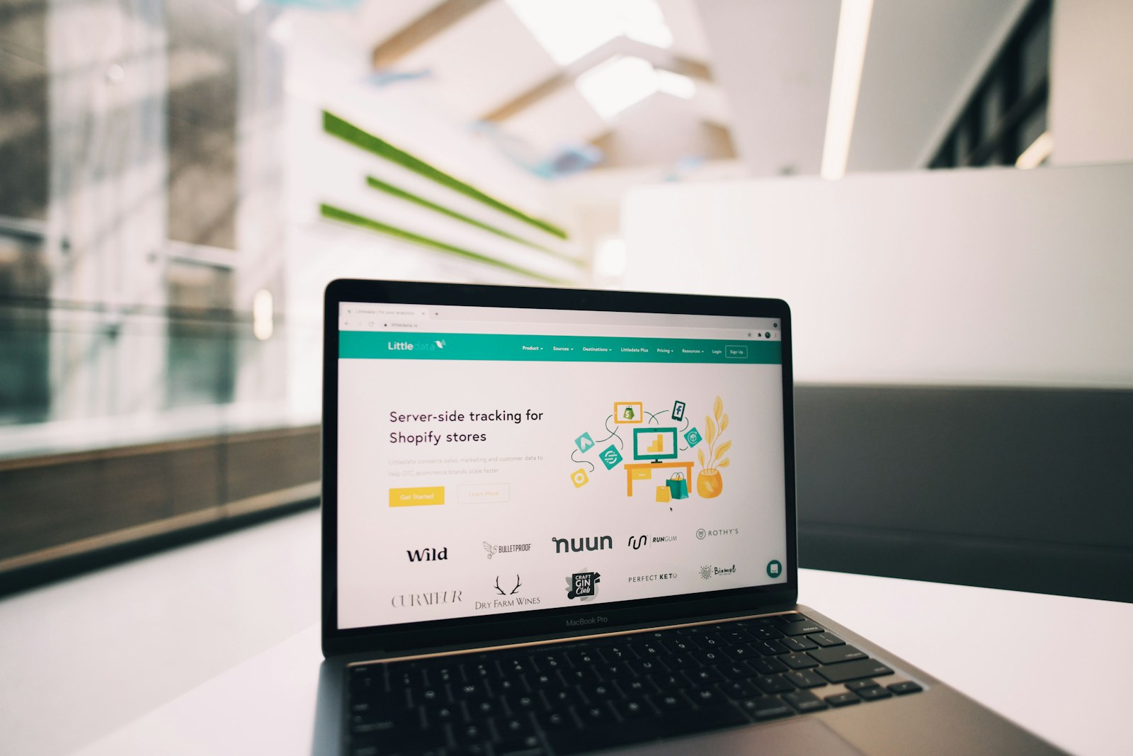 Un portatile aperto su un progetto digitale in uno spazio di lavoro